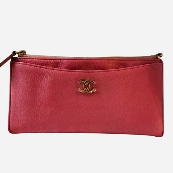 Chanel Pink Clutch with Iconic Logo and Minimalist Design - Picture 5 of 16